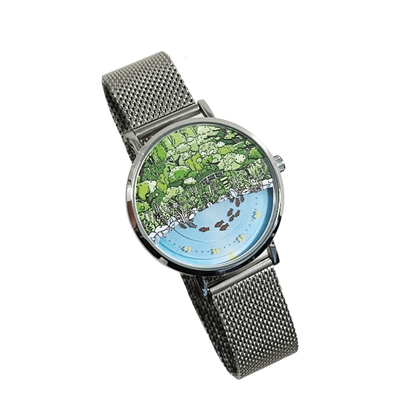 Mystic Koi Pond montre avec bracelet en maille argent sur fond transparent