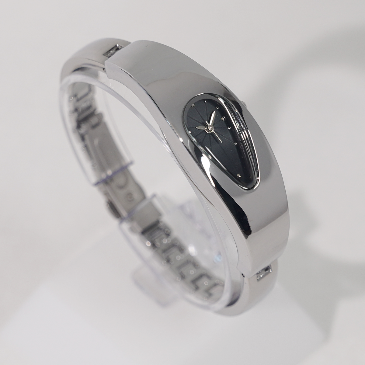 Mercury Drop black dial Y2K metal watch close-up