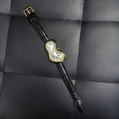 Vue complète du bracelet de la montre dorée Fluid Mirage à la silhouette surréaliste fondue